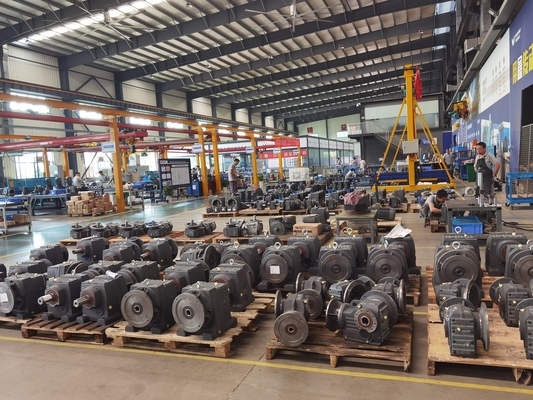 A caixa de engrenagens helicoidal da série de R com IEC É engrenagem da caixa de engrenagens do motor da flange B5 helicoidal